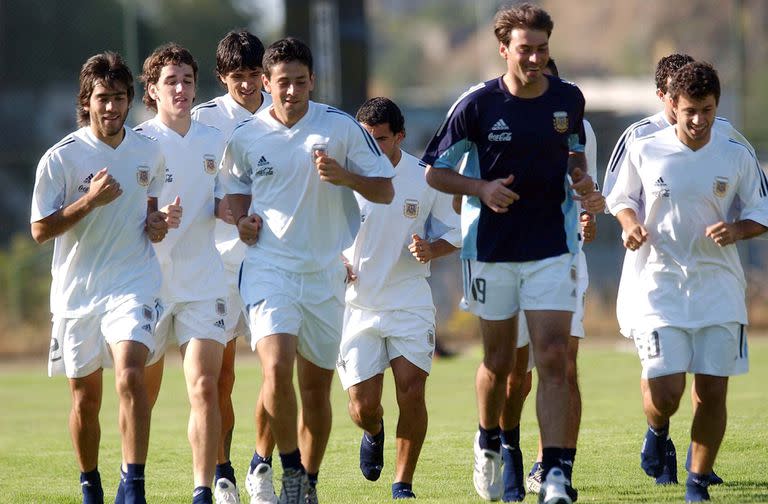 Nicolás Medina, Javier Mascherano y varias figuras de la selección argentina, en uno de los entrenamientos previos a los Juegos Olímpicos de Atenas 2004.