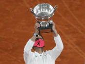 Nada levanta su decimotercer Roland Garros. (AP Foto/Alessandra Tarantino)