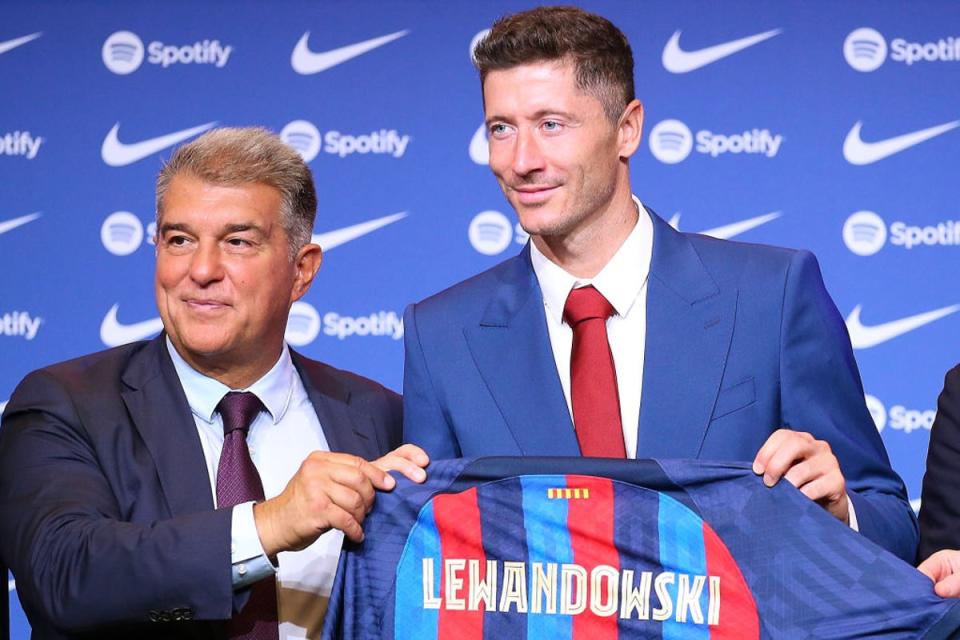 Joan Laporta and Robert Lewandowski (Getty Images)