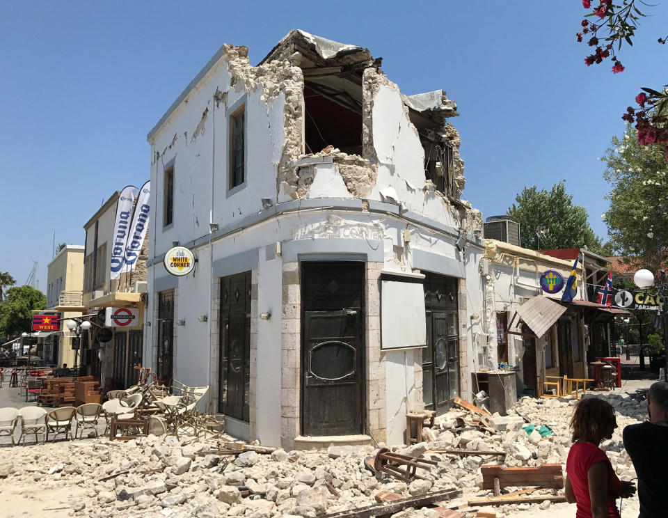 <p>Rubble sit outside a bar where two people have been killed after an earthquake in Kos on the island of Kos, Greece Friday, July 21, 2017. (Photo: Michael Probst/AP) </p>