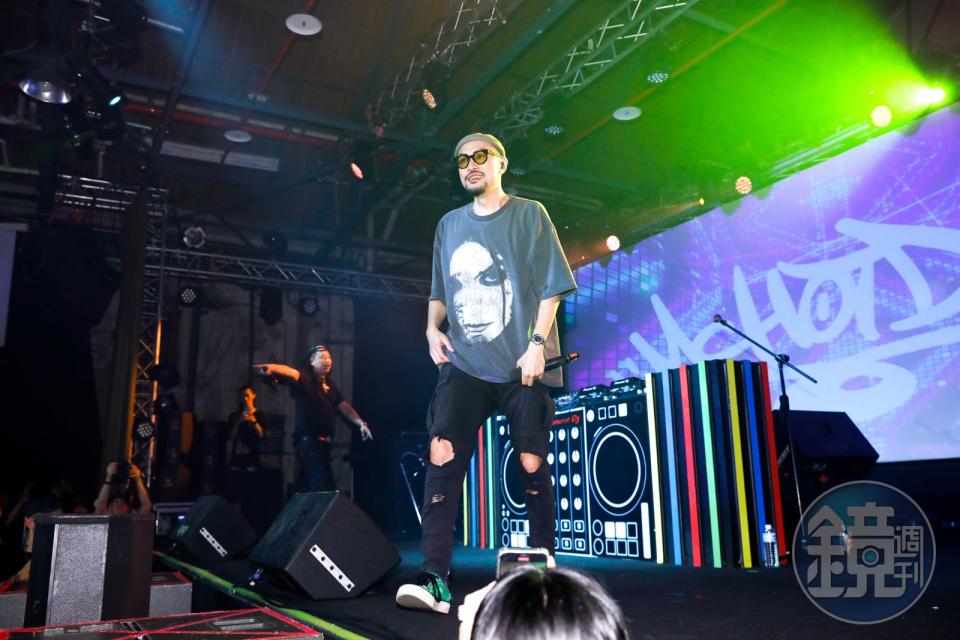 本屆金曲歌王MC HotDog熱狗表演時設備出包，接連換了2支麥克風才有聲音，場面一度尷尬。