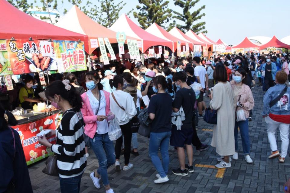 彰基園遊會，在風和日麗下，吸引員工家屬及大批民眾一遊。(記者曾厚銘攝)