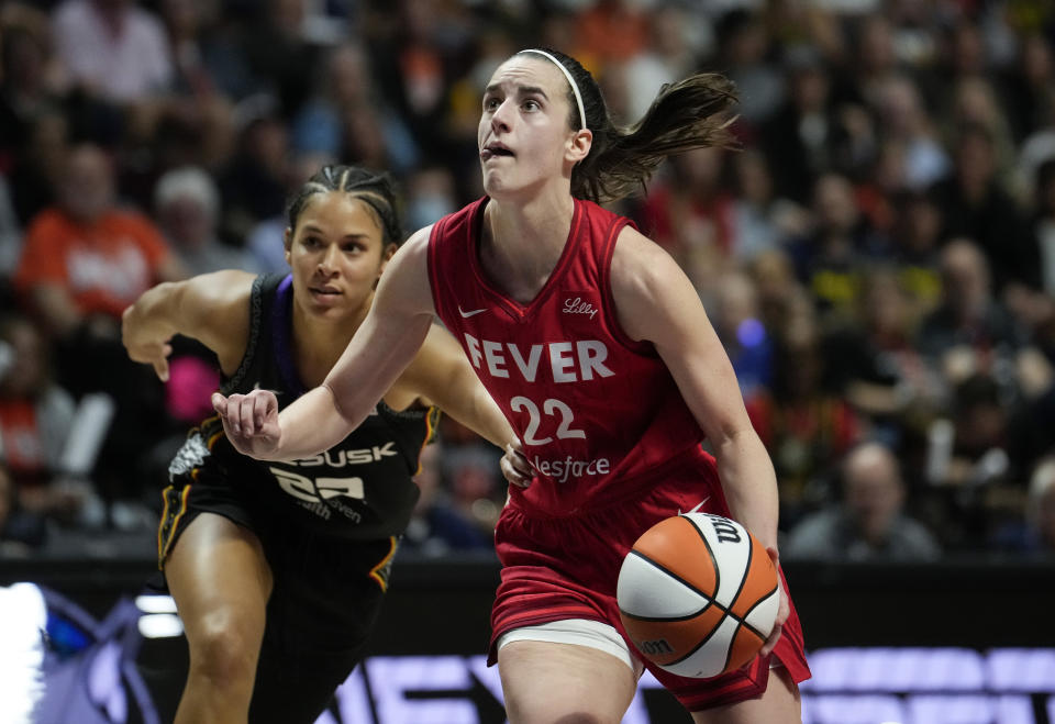 UNCASVILLE, CONNECTICUT - 25 SEPTEMBER: Caitlin Clark #22 dari Indiana Fever melaju melawan Veronica Burton #22 dari Connecticut Sun selama kuarter ketiga Pertandingan Kedua babak pertama Playoff WNBA 2024 di Mohegan Sun Arena pada 25 September 2024 di Uncasville, Connecticut. (Foto oleh Joe Buglewicz/Getty Images)