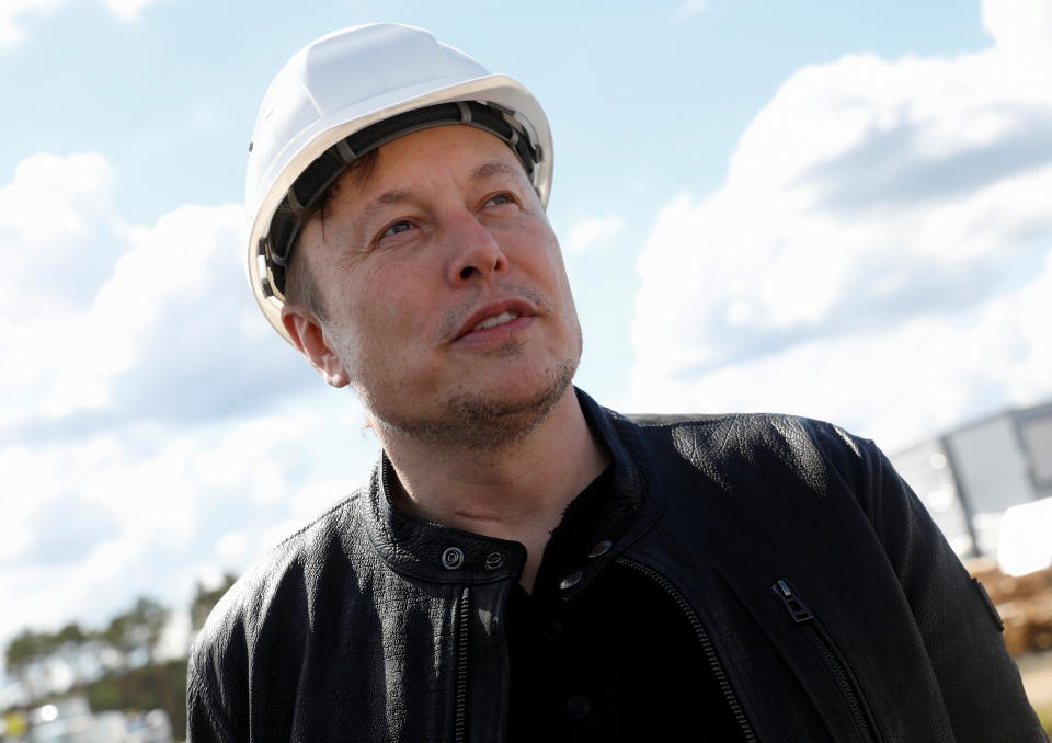 Fondatorul SpaceX și CEO-ul Tesla, Elon Musk, se uită la șantierul de construcție al gigafabricii Tesla din Gruenheide, lângă Berlin, Germania, 17 mai 2021. REUTERS/Michele Tantussi