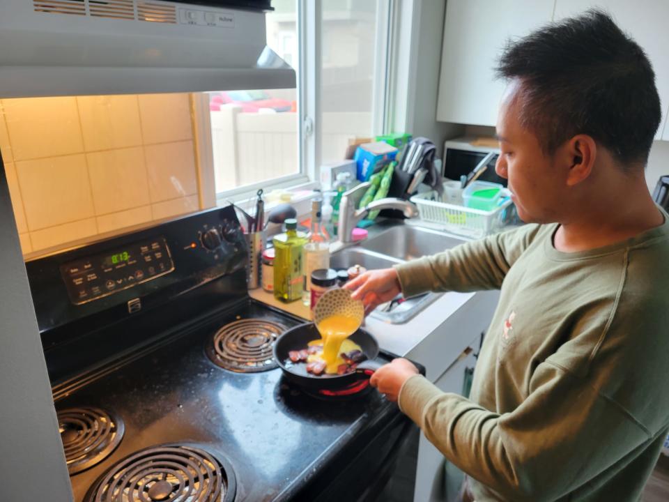 移民後要自己煮早餐同組裝新傢俬，自言比較宅的二人其實在香港都做差不多的事，所以變化沒有想像中的大。