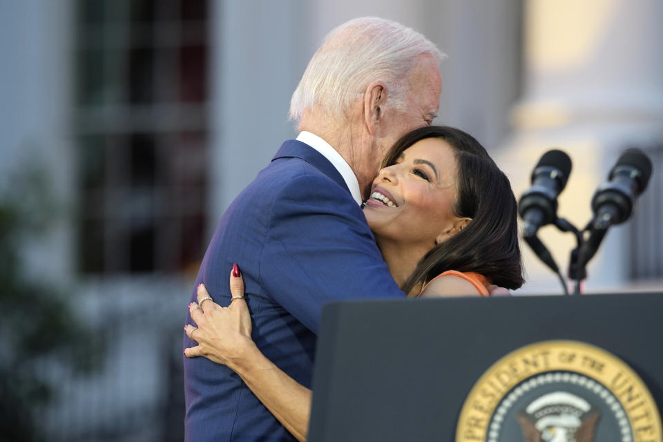 El presidente Joe Biden abraza a Eva Longoria antes de una función de la película "Flamin' Hot" el jueves 15 de junio de 2023, en el Jardín Sur de la Casa Blanca en Washington. (Foto AP/Jacquelyn Martin)