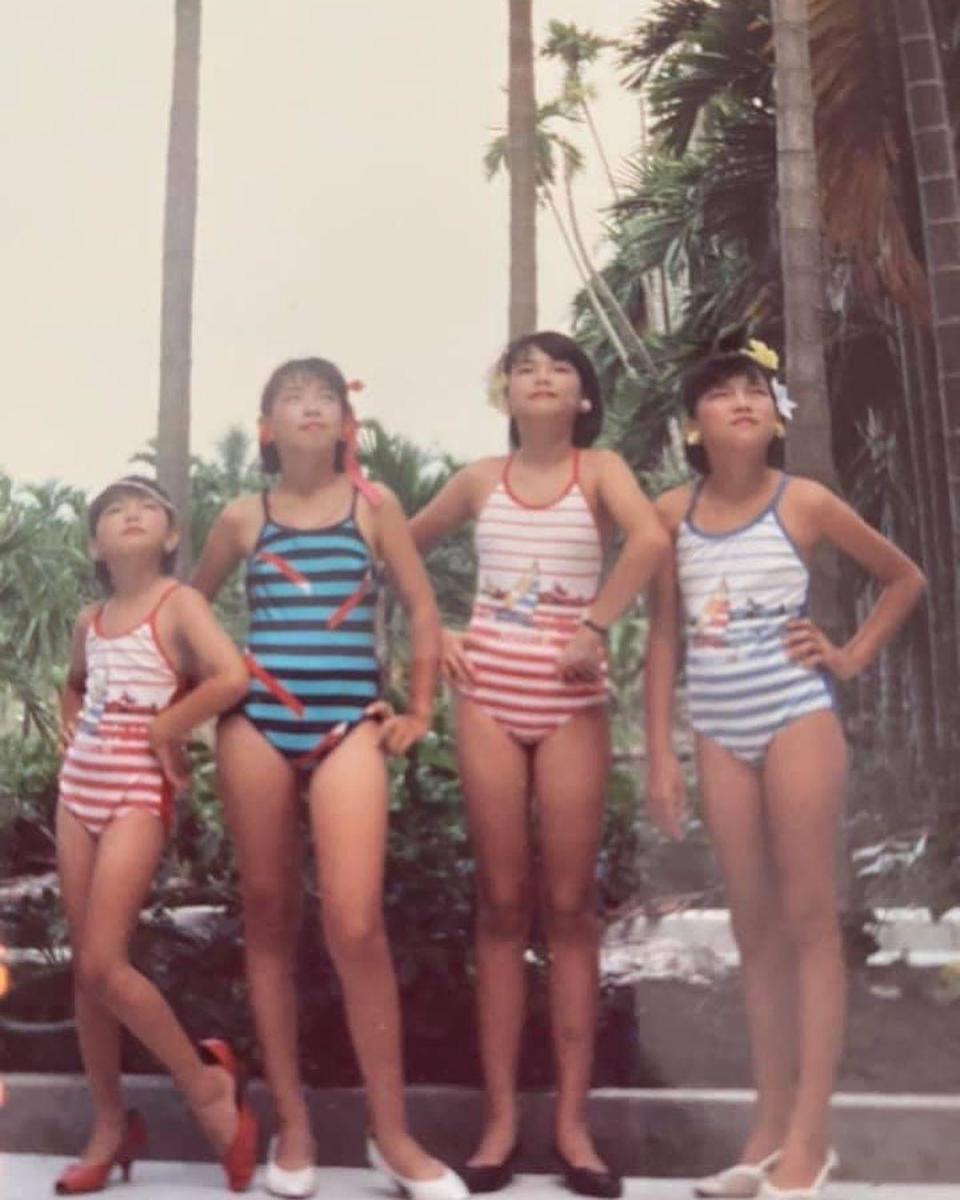 Ella（左）穿著高衩泳裝，與姐妹們一起選美。(翻攝自Ella IG）