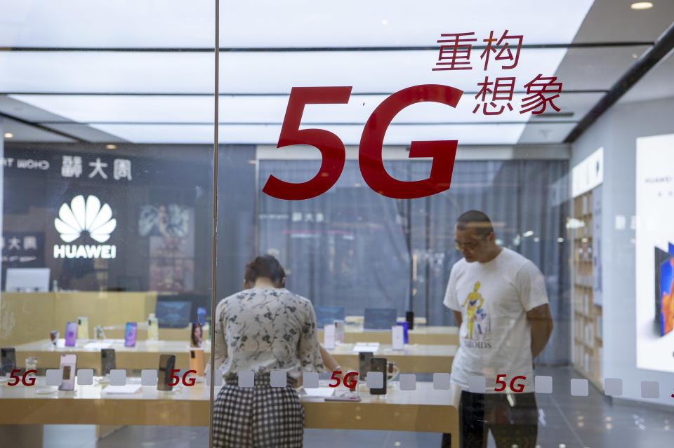 HAI'AN, CHINA - JULY 11, 2020 - Customers browse 5g mobile phones in a Huawei authorized experience store. Hai'an City, Jiangsu Province, China, July 11, 2020. (Photo by Xu Jingbai / Costfoto/Sipa USA)