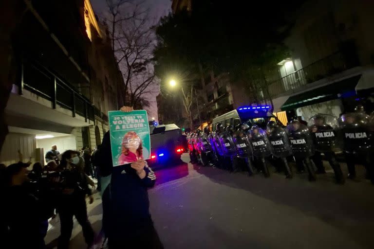 Momentos posteriores a los incidentes con la policía durante la manifestación en Recoleta