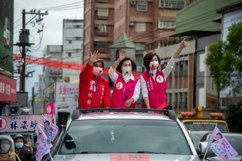 連任的林姿妙二十七日偕同羅東鎮長吳秋齡、議員黃琤婷等人從羅東鎮展開謝票行程。　 （林姿妙陣營提供）