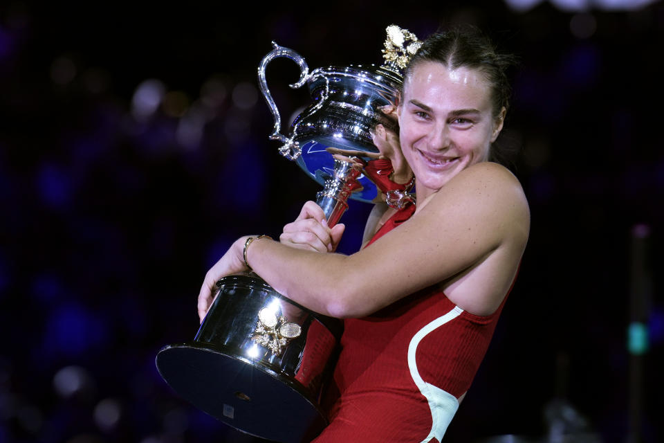 La bielorrusa Aryna Sabalenka sostiene el trofeo Daphne Akhurst Memorial Cup tras defender su título del Abierto de Australia el sábado 27 de enero del 2024. (AP Foto/Andy Wong)