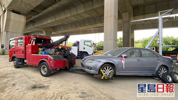 被拖走的車輛分別移送到警方車輛扣留中心及地政總署的汽車儲存中心作處理。警方圖片