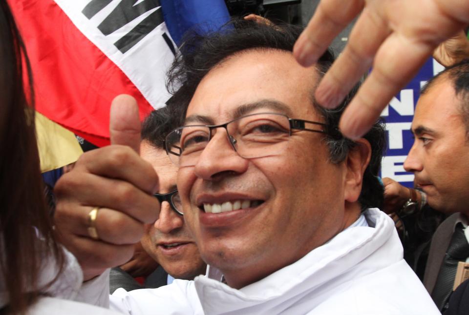 El restituido alcalde de Bogotá Gustavo Petro saluda a sus seguidores al llegar a la alcaldía en Bogotá, Colombia, el miéroles 23 de abril de 2014. (AP Photo/Nestor Silva)