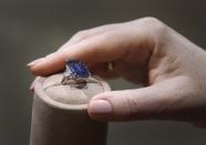 <p>El “Oppenheimer Azul”, un sofisticado diamante de color azul intenso de 14.62 quilates, estableció el récord anterior de venta de piedras preciosas, cuando fue vendido en 2016 en una subasta en Christie’s Magnificent Jewels, en Ginebra, por 57.6 millones de dólares. La gema de corte esmeralda había pertenecido al distribuidor británico de diamantes, el señor Philip Oppenheimer. (Philip Toscano/PA Images) </p>