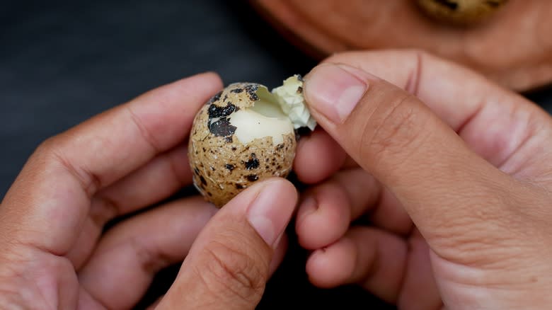 hand peeling quail egg