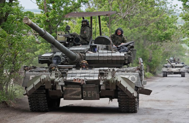 Miembros de las tropas prorrusas conducen un tanque durante el conflicto Ucrania-Rusia en la región de Donetsk, Ucrania