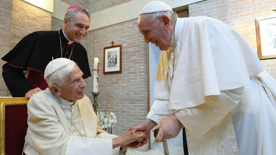 Benoît XVI, ici à gauche, est « gravement malade », selon son successeur le pape François, à droite sur cette photo prise le 27 août au Vatican.