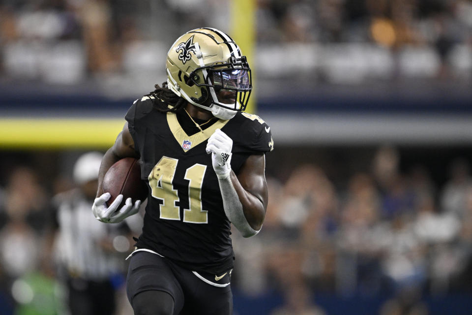 Pemain bertahan New Orleans Saints Alvin Kamara berlari membawa bola selama pertandingan sepak bola NFL melawan Dallas Cowboys, Minggu, 15 September 2024, di Arlington, Texas. (Foto AP/Jerome Miron)