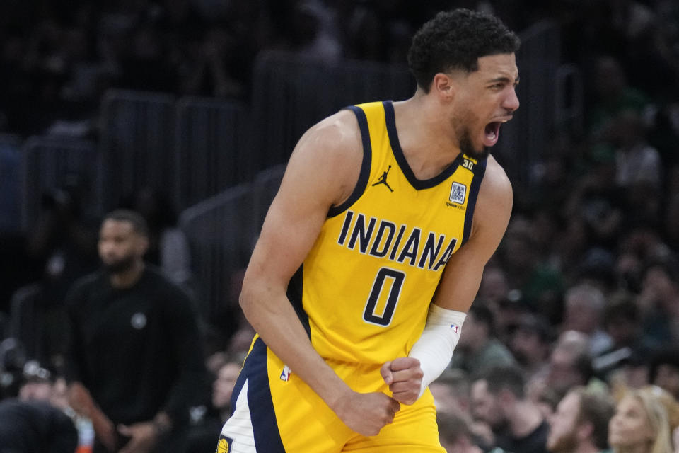 Tyrese Haliburton, base de los Pacers de Indiana, festeja en el primer partido de la final de la Conferencia Este ante los Celtics de Boston, el martes 21 de mayo de 2024 (AP Foto/Charles Krupa)