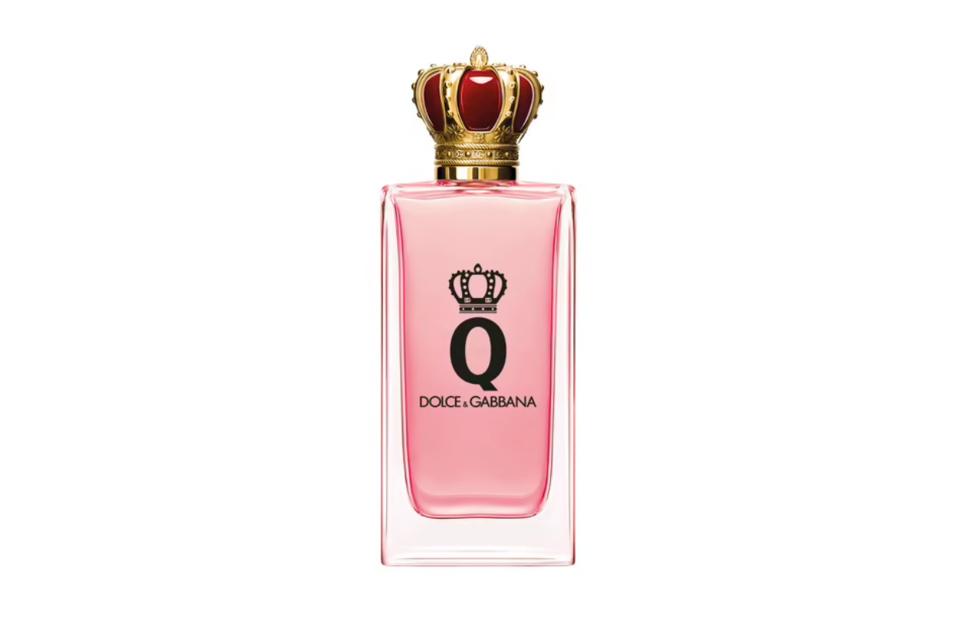 110€ les 100 ml <br><p>Cerise, bois de cèdre et citron de Sicile composent cette nouvelle fragrance envoûtante. On aime son flacon aux allures de grande reine. </p><br><a href="https://www.nocibe.fr/dolce-gabbana-q-by-dolce-gabbana-eau-de-parfum-vaporisateur-100-ml-s306410?gclid=Cj0KCQiA8t2eBhDeARIsAAVEga34NpwMCYW0NB8njU9KJE-LTzcAM9wuJwwyzY97xTCNW-EaP6GKVTMaAs6FEALw_wcB" rel="nofollow noopener" target="_blank" data-ylk="slk:Acheter;elm:context_link;itc:0;sec:content-canvas" class="link ">Acheter</a>