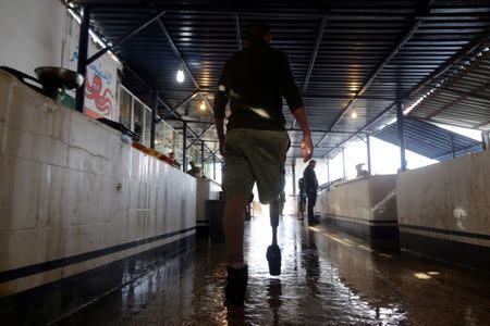 Mutassim al-Misrati, a Benghazi-local who lost his leg during a three-year war in the city, walks at a fish market in Benghazi, Libya December 27, 2017. Picture taken December 27, 2017. REUTERS/Esam Omran Al-Fetori