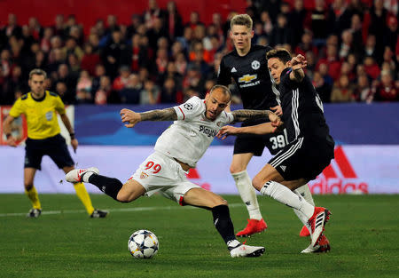 Soccer Football - Champions League Round of 16 First Leg - Sevilla vs Manchester United - Ramon Sanchez Pizjuan, Seville, Spain - February 21, 2018 Sevilla's Sandro Ramirez in action with Manchester United's Nemanja Matic REUTERS/Jon Nazca