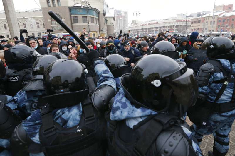 俄羅斯民眾上街聲援反對派領袖納瓦爾尼，與莫斯科警方發生激烈衝突。（美聯社）