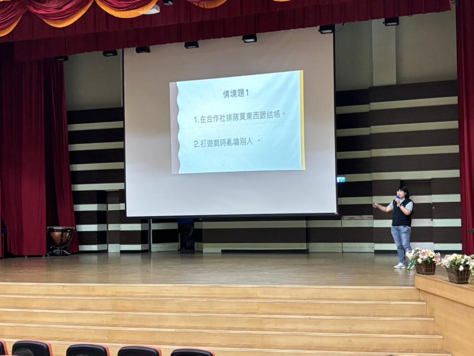 中正二警向臺北市南門國小學生進行反詐宣導。（圖/記者 張泓笙翻攝）