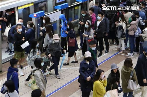 民眾配戴口罩搭乘台北捷運。（圖／記者林聖凱攝影）