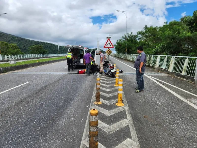 ▲黃翁不明原因撞上新豐平大橋上的汽機車分隔島。（圖／翻攝畫面）