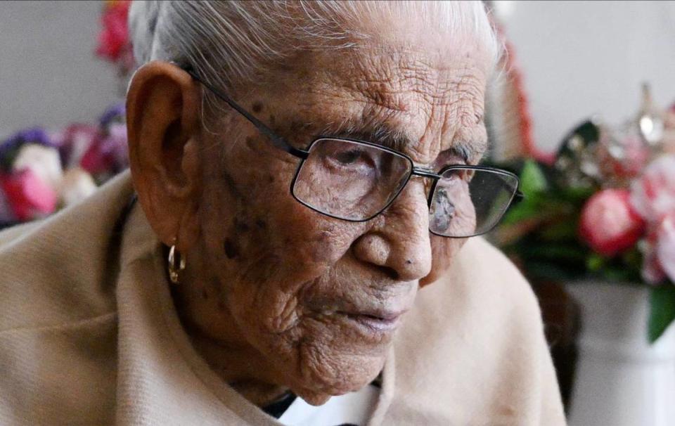 Elvira Madrigal acaba de celebrar su cumpleaños 107. Fue fotografiada el martes 7 de mayo de 2024 en su casa de Fresno.