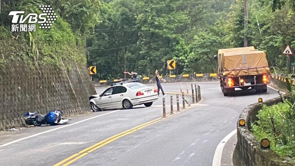 男子於第一個彎道就失控衝到對向，撞擊BMW轎車。（圖／TVBS）