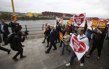 'No' campaigners John Reid (front C) and Johann Lamont (front 2nd L) walk along the banks of the River Clyde after meeting with shipyard workers and trade unionists in Glasgow, to highlight the risks of independence to jobs in Scotland September 15, 2014. REUTERS/Paul Hackett