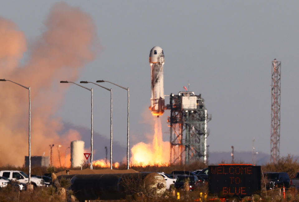 VAN HORN, TEXAS - DECEMBER 11: Blue Origin’s New Shepard lifts off from the Launch Site One launch pad carrying Good Morning America co-anchor Michael Strahan, Laura Shepard Churchley, daughter of astronaut Alan Shepard, and four other civilians on December 11, 2021 near Van Horn, Texas. The six are riding aboard mission NS-19, the third human spaceflight for the company which is owned by Amazon founder Jeff Bezos. (Photo by Mario Tama/Getty Images)