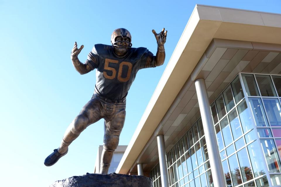 A statue of former Illinois Fighting Illini linebacker Dick Butkus.