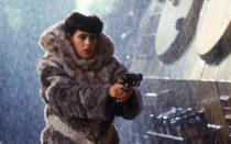 Rachael (Sean Young) ist ebenfalls ein Replikant, sich dessen aber zunächst nicht bewusst. Deckard verliebt sich in die verführerische Androiden-Dame - und flieht mit ihr aus der Stadt. In der Original-Fassung gab's ein Happy End, der "Director's Cut" von "Blade Runner" war offener gestaltet - und deutete gar einen besonderen Twist an. (Bild: Sky)