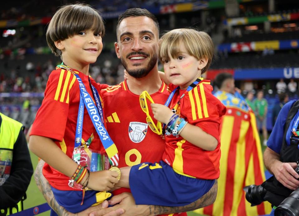 Joselu con sus hijos. Final de la Eurocopa 2024