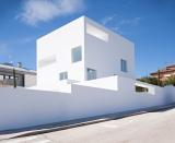 <p>Obra de Alberto Campo Baeza, esta casa se encuentra en Madrid. La casa logra evitar el <em>handicap </em>de estar en un terreno en pendiente y se caracteriza por sus grandes muros blancos.</p>