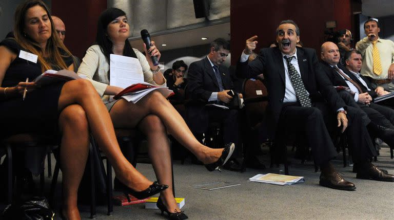 Guillermo Moreno, a los gritos, ayer, durante la asamblea de la empresa; detrás, el síndico general Daniel Reposo