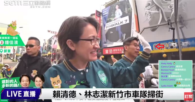 民進黨副總統候選人蕭美琴11日上午陪同立委候選人鍾佳濱掃街拉票，兩人都戴上白手套。