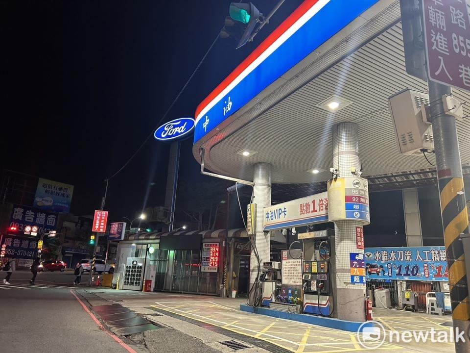 台灣中油公司自明(24)日凌晨零時起汽、柴油價格各調降0.1元。   圖：林岑韋 / 攝