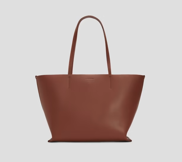 The Luxe Medium Italian Leather Tote. Image via Everlane.