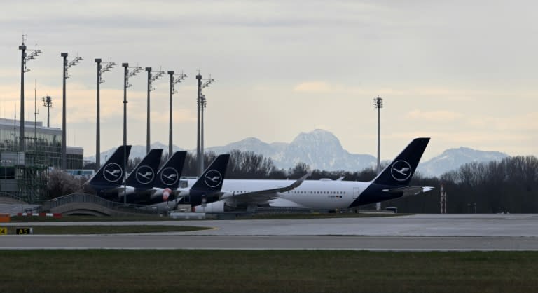 Weil es schon vor der Landung aufstand und sich an seinem Handgepäck zu schaffen machte, ist ein Ehepaar am Sonntag direkt nach der Landung am Münchner Flughafen aus dem Flugzeug abgeführt worden. (Christof STACHE)