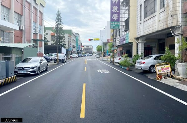 南市工務局爭取經費進行麻豆二條道路路平改善，完工後平坦美觀煥然一新。（記者李嘉祥攝）