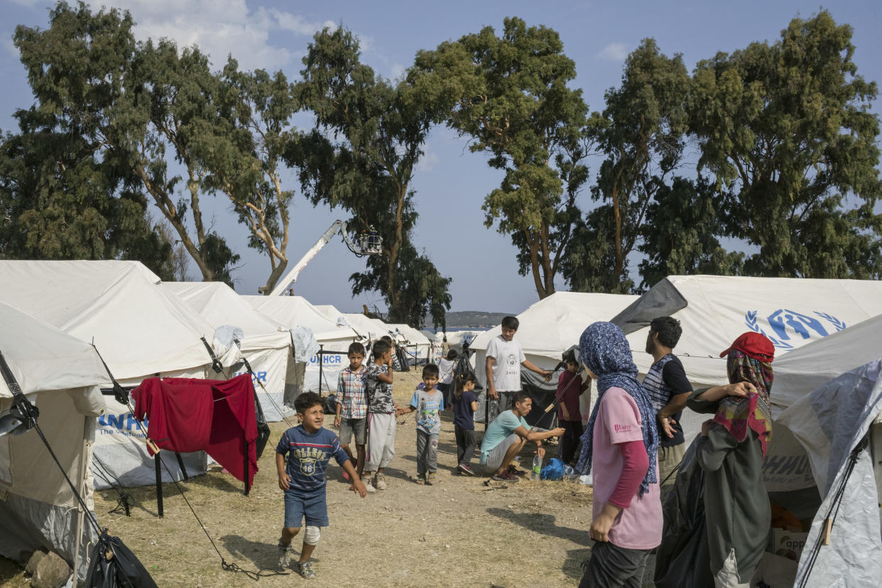 Refugiados desplazados del campamento de Moria en un nuevo campamento para refugiados que se está construyendo en la isla griega de Lesbos, el 15 de septiembre de 2020. (Mauricio Lima/The New York Times)