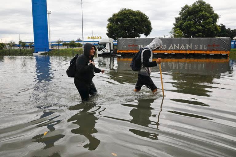 La avenida Hipólito Yrigoyen, Avellaneda, cubierta de agua de lado a lado