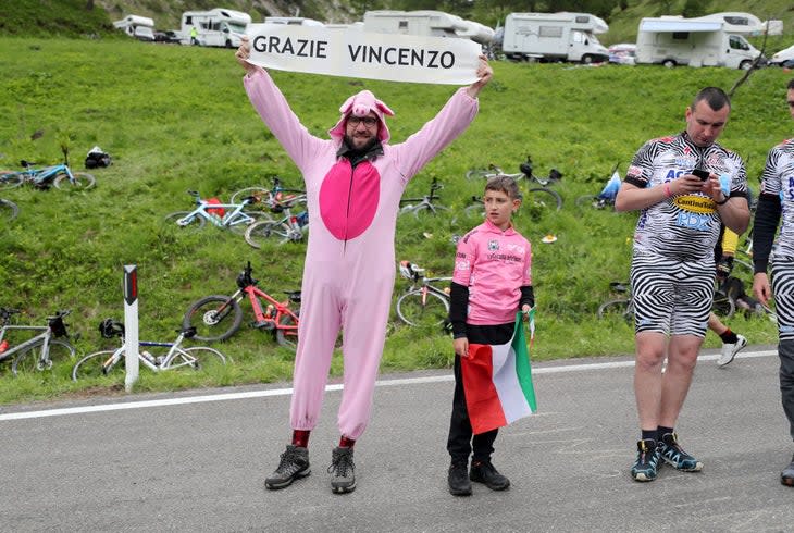 A fan shows his thanks for Vincenzo Nibali