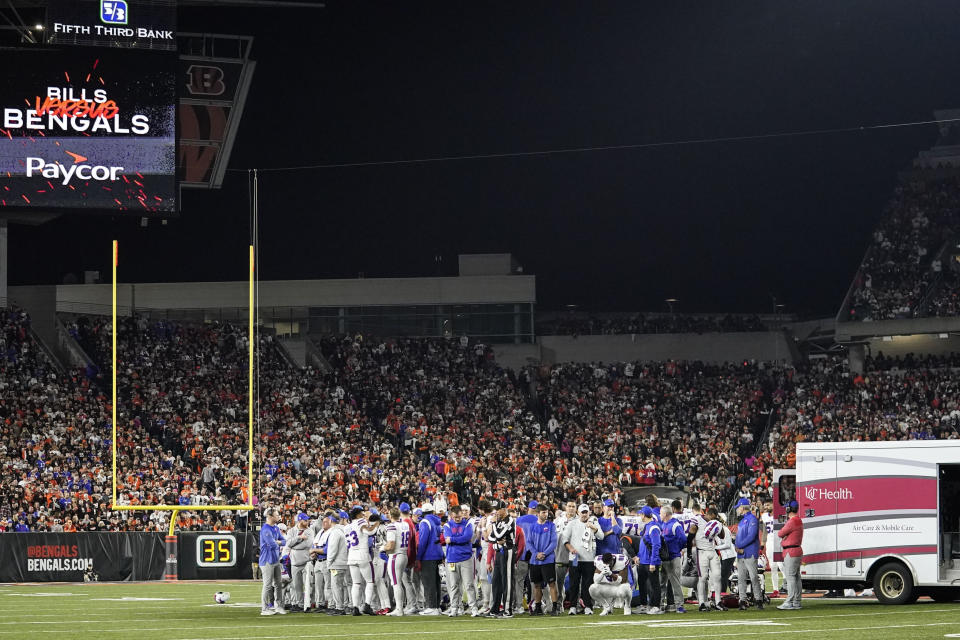 Los jugadores de los Bills de Buffalo rezan por su compañero Damar Hamlin durante la primera mitad del partido de la NFL contra los Bengals de Cincinnati, el 2 de enero de 2023, en Cincinnati. (AP Foto/Joshua A. Bickel)