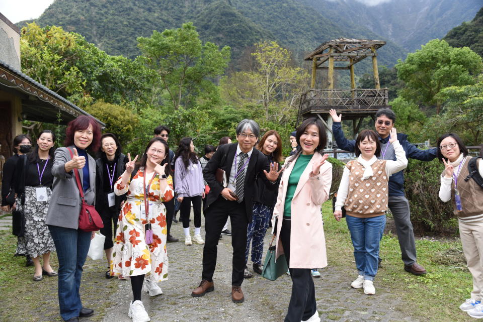 成員受邀前往銅門太魯閣族兒路藝術工寮參訪。（圖：東華大學提供）