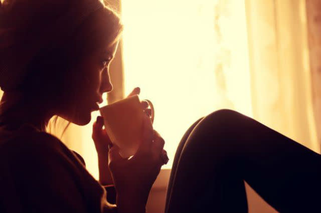 Además de evitar el alcohol, los refrescos y el tabaco, tampoco deberías tomar café después de las seis de la tarde porque podría provocar que tardes más de la cuenta en coger el sueño.